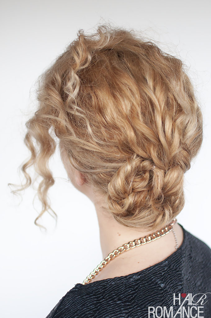 5-Quick-And-Easy-Curly-Hairstyles-To-Beat-The-Humidity 4